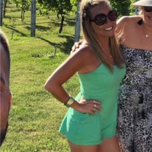 Fun, green romper! 🤍💚